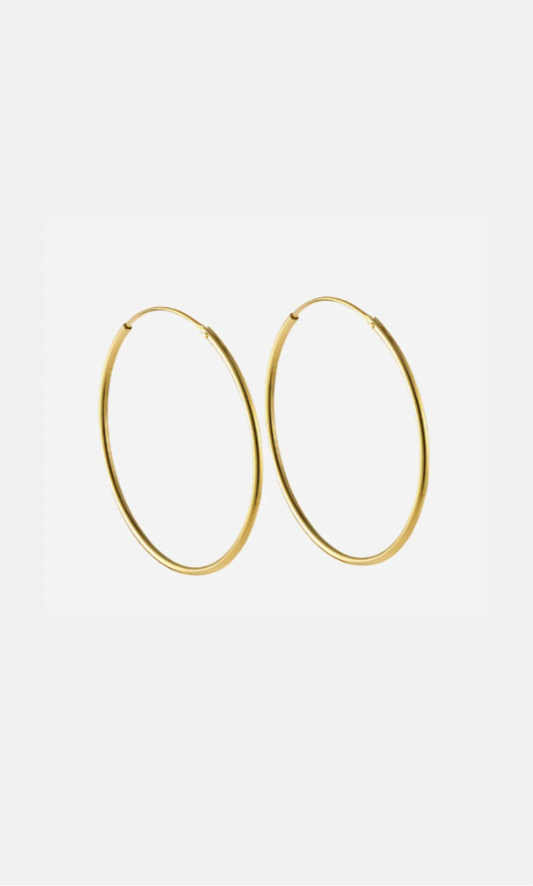 Store, gyldne cirkulære hoops i 18 karat guldbelagt sterlingsølv, klassisk design.