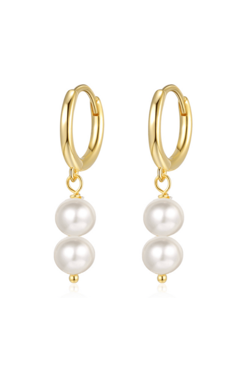 Øreringe i 18k guldbelagt sølv med to hvide perler på hver, glat og enkelt design.