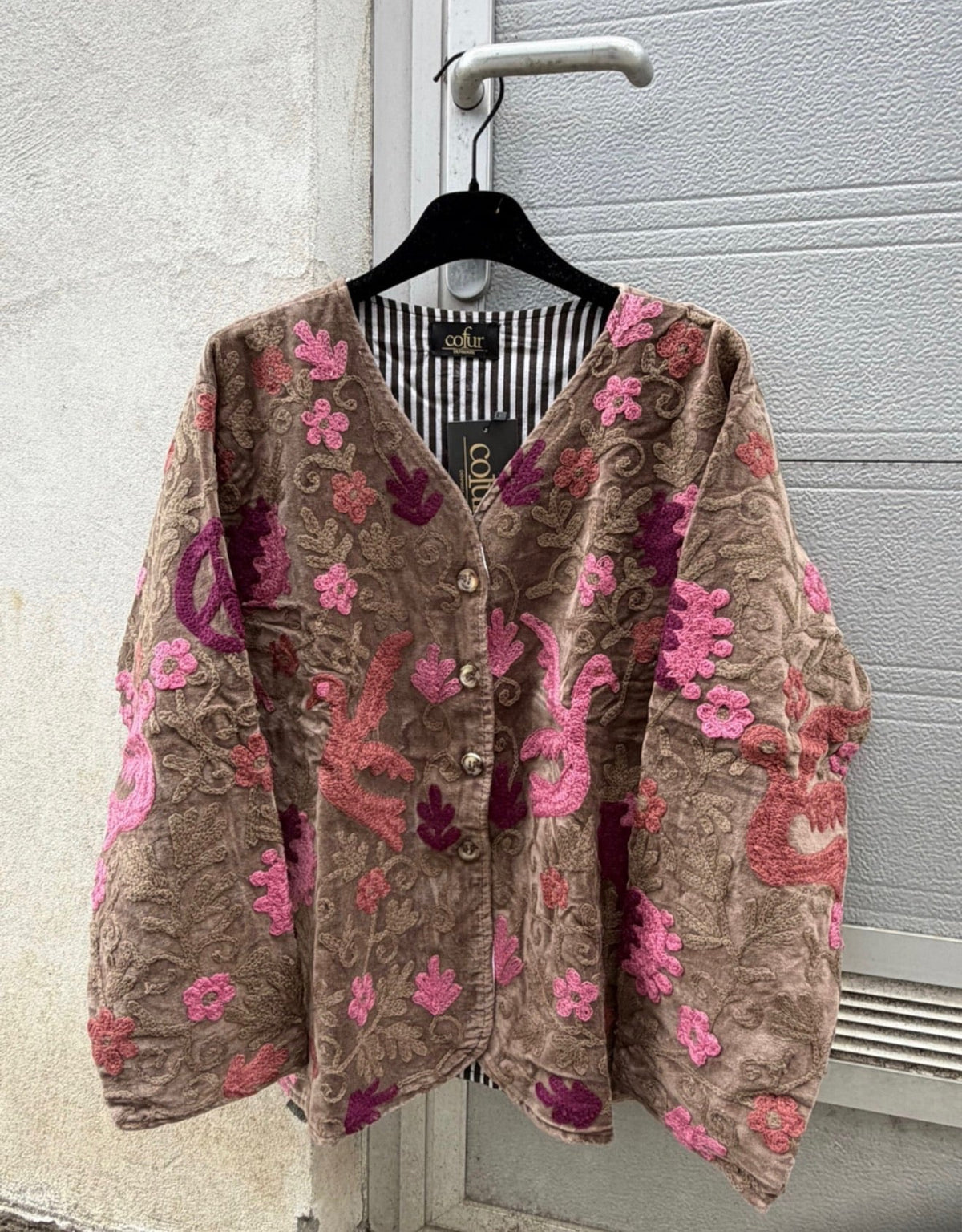 Cofur velourjakke med peace patchwork og farverige detaljer hos AndCopenhagen.