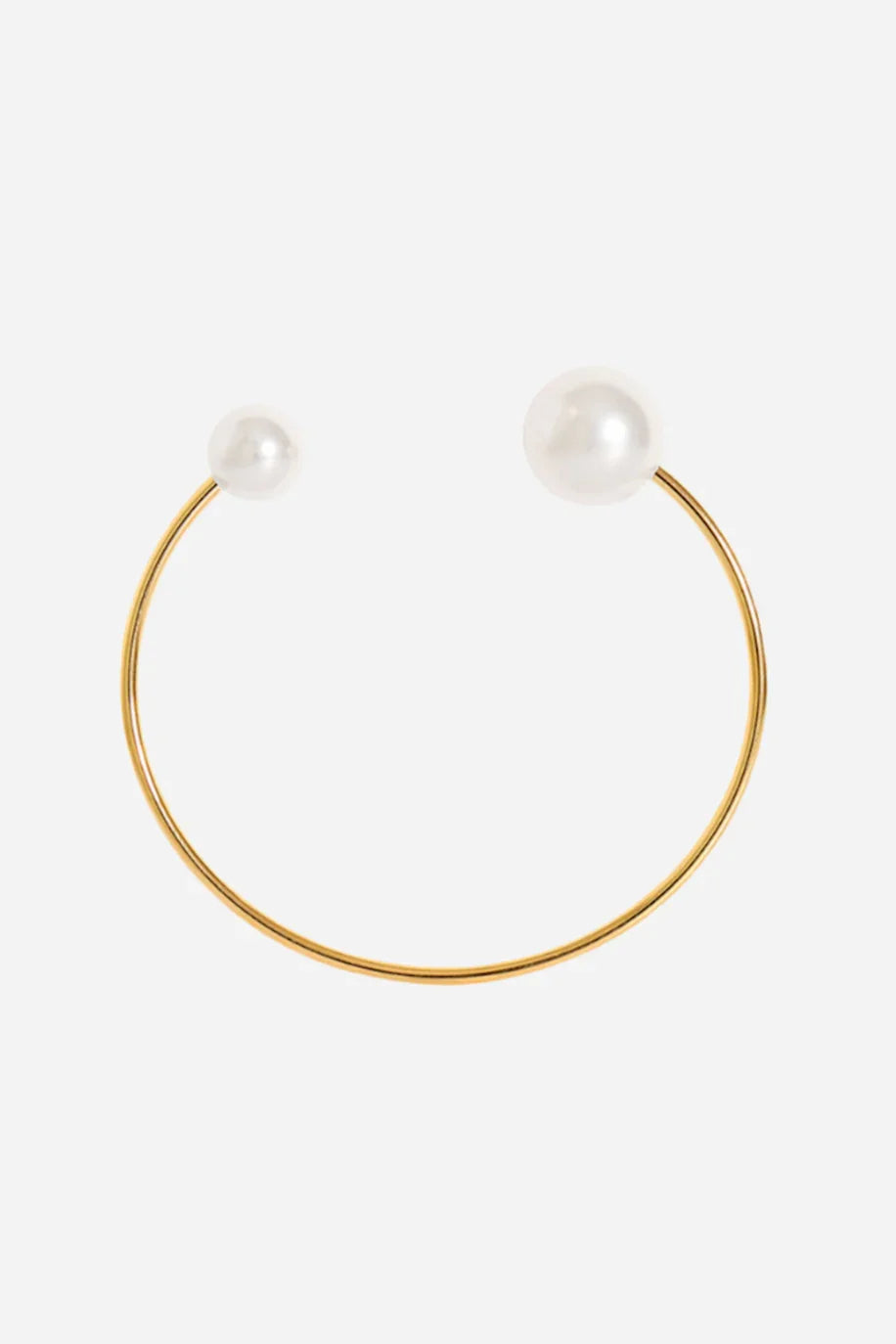 Armbånd fra Andcopenhagen i 18 karat guldbelagt stål med to perler, åben bangle-stil.
