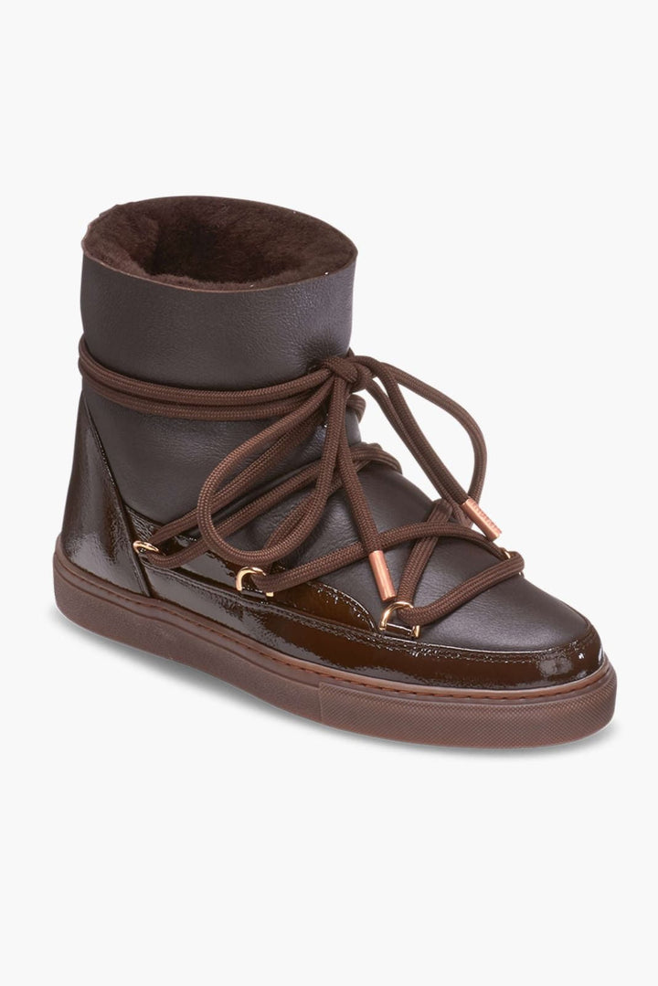 Brun vinterstøvle med glans, snøring, metaløjer og blødt for.