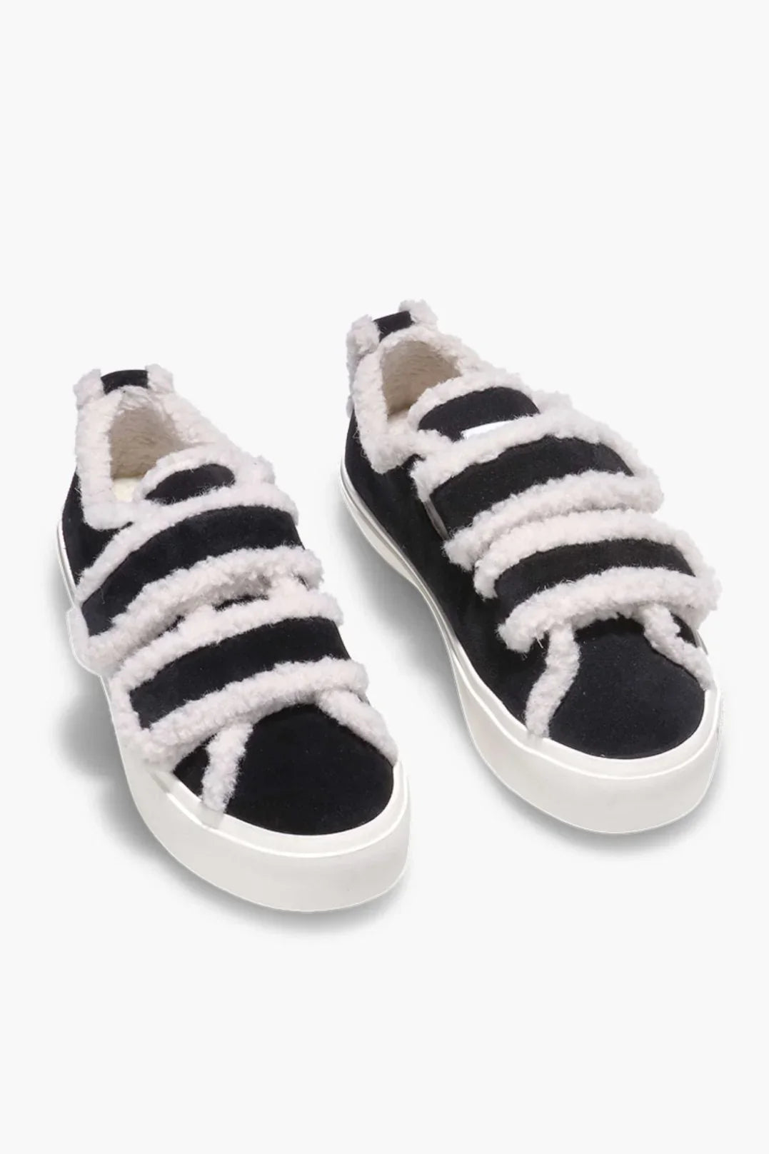 Sorte Inuikii sneakers med shearling-velcro og hvid sål. Lav profil, shearling langs kanterne.