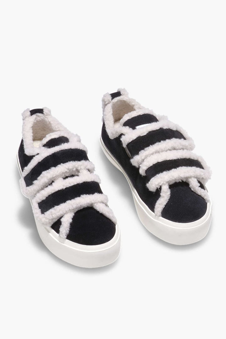 Sorte Inuikii sneakers med shearling-velcro og hvid sål. Lav profil, shearling langs kanterne.