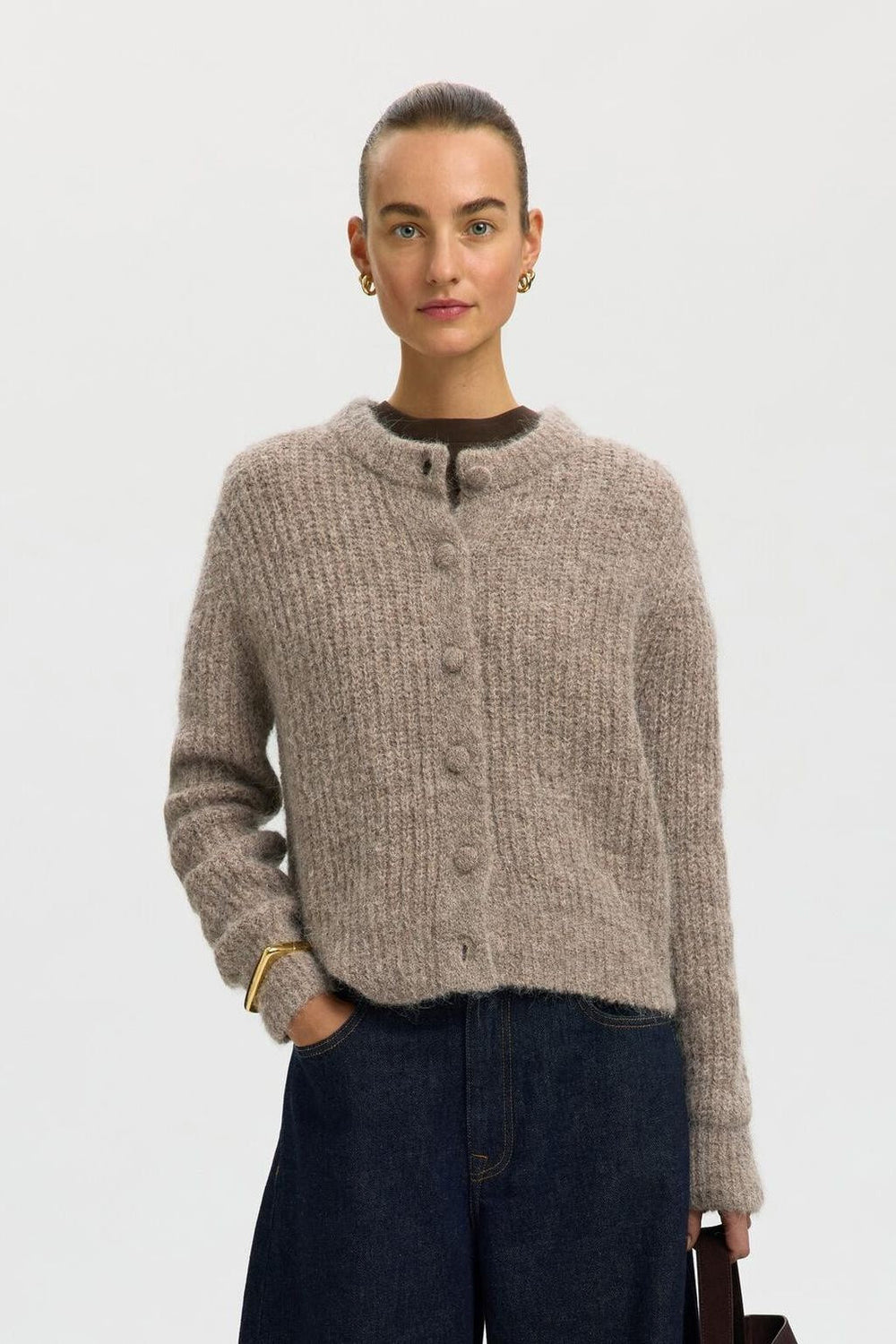 Strikcardigan i stålgrå med rund hals, lange ærmer og knaplukning fra Selected Femme på kvinde