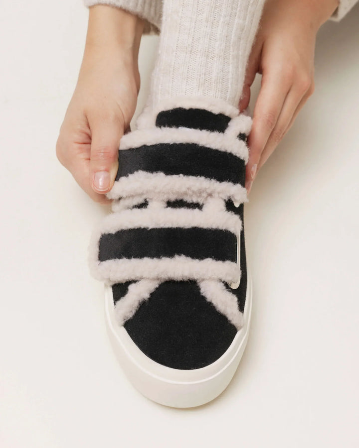 Shearling Low Velcro i sort fra Inuikii fra siden på fod forfra