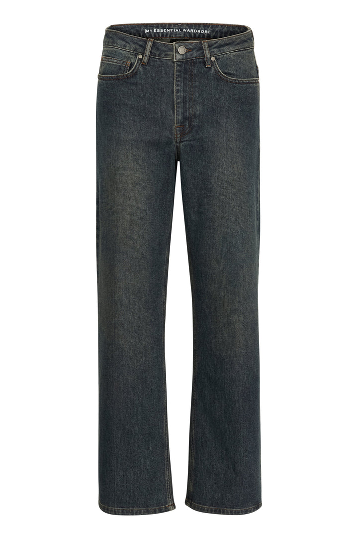 Klassiske jeans i beskidt blå vask med fem lommer, knap- og lynlåslukning, mærkat bagpå.