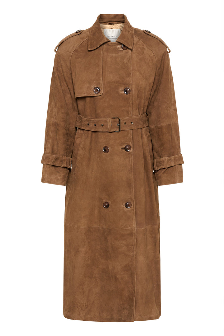 Cognacfarvet trenchcoat med dobbeltknapper, epauletter på skuldrene og bælte i taljen.