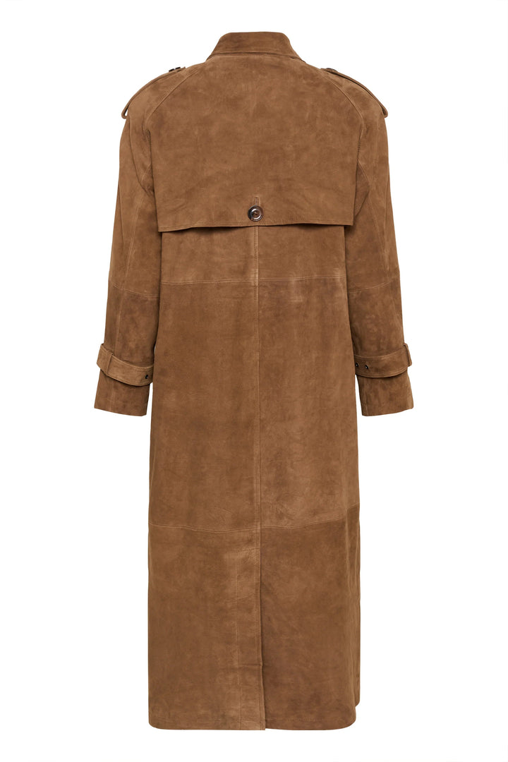 Cognacfarvet trenchcoat set bagfra med epauletter, rygflap med knap og bælte i taljen.