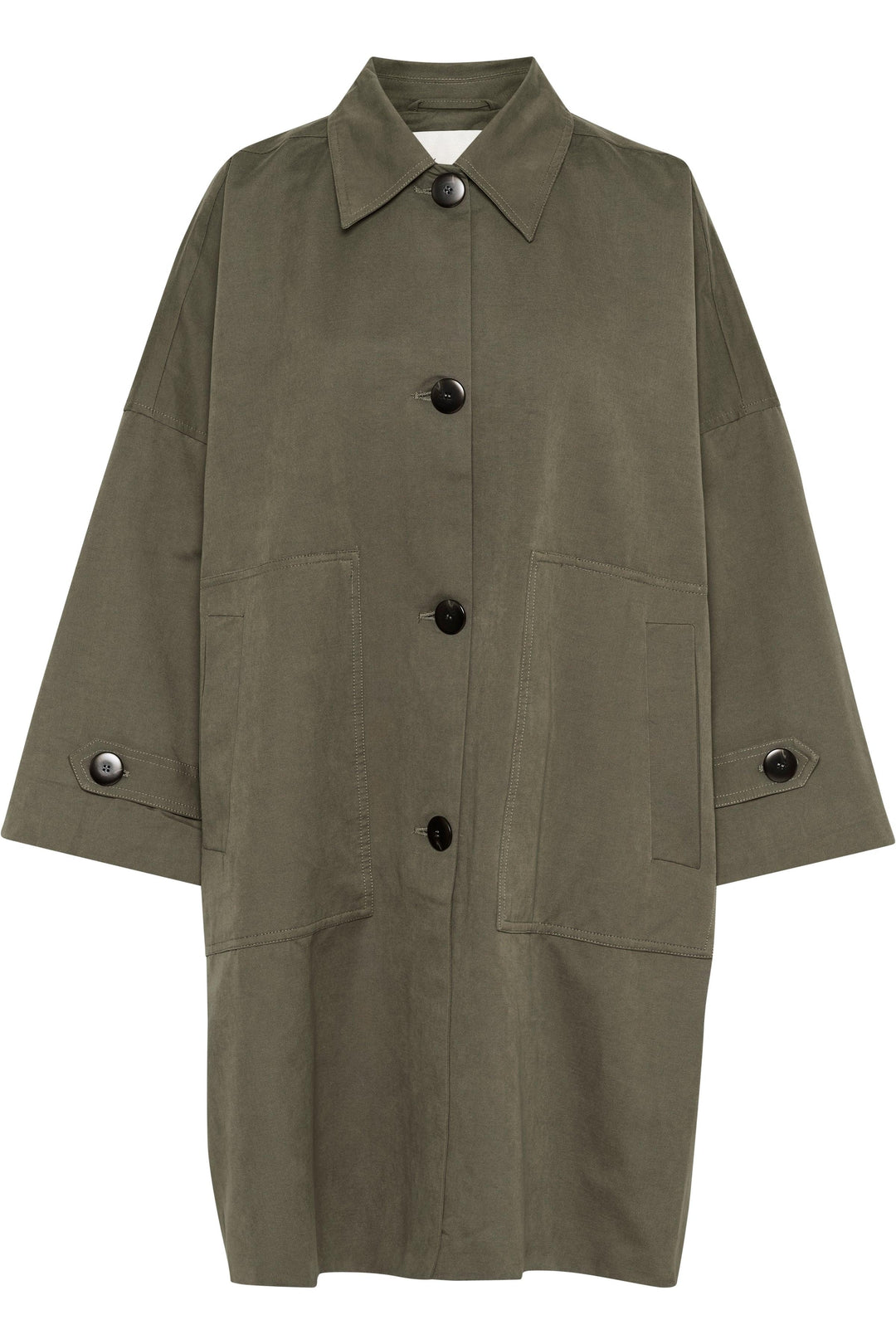 Olivengrøn trenchcoat med store knapper, frontlommer og krave, samt knapstropper på ærmerne.
