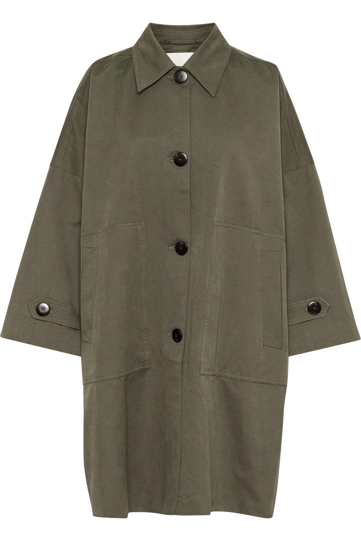 Olivengrøn trenchcoat med store knapper, frontlommer og krave, samt knapstropper på ærmerne.