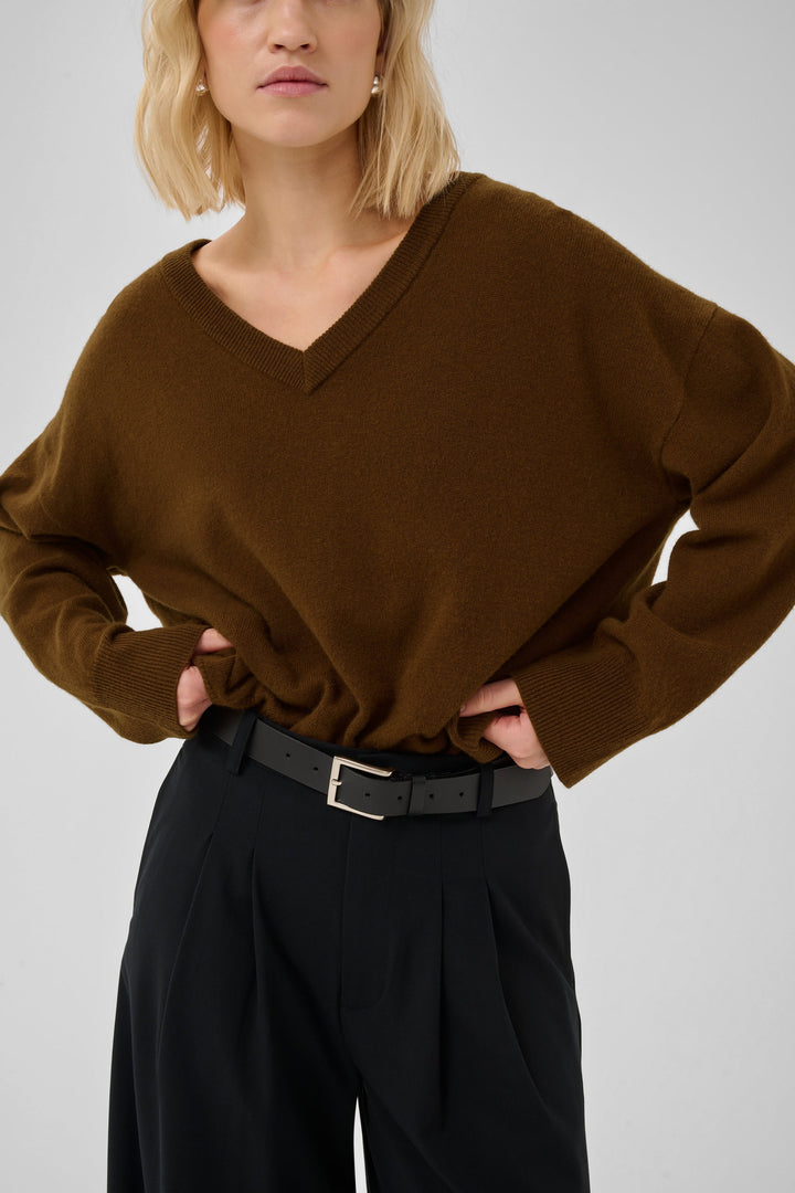 Jola-pulloveren fra My Essential Wardrobe er en ensfarvet strik i den varme nuance Bison på kvinde
