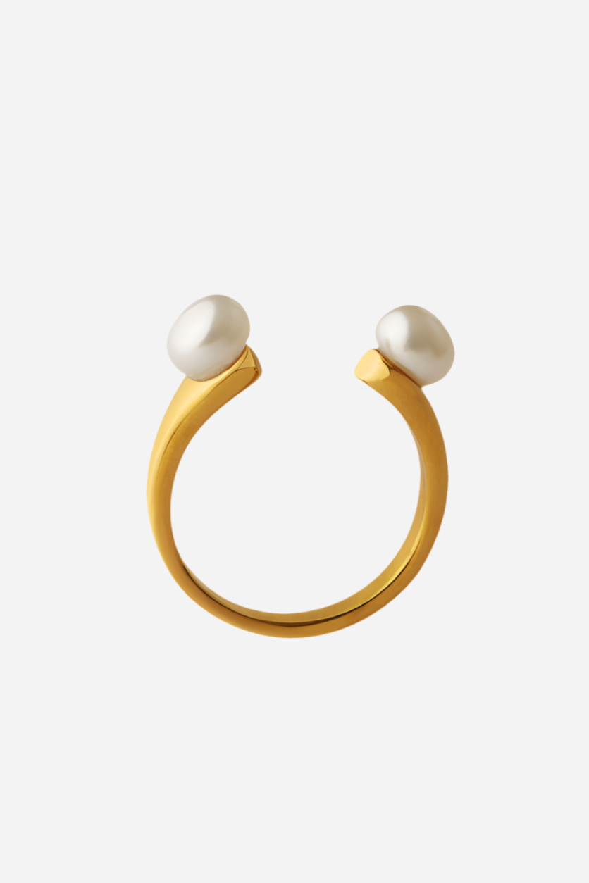 Guldfarvet ring med åbent design, perlelignende ender og skinnende finish.