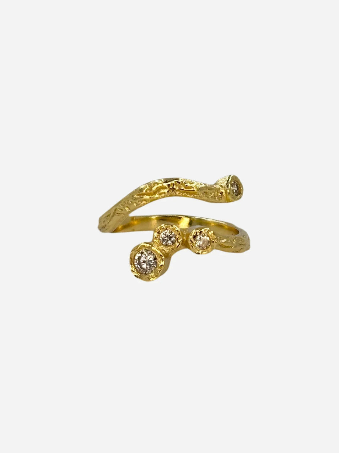 Guld ring med unik, bølgende struktur og tre klare sten, elegant designet af Andcopenhagen.