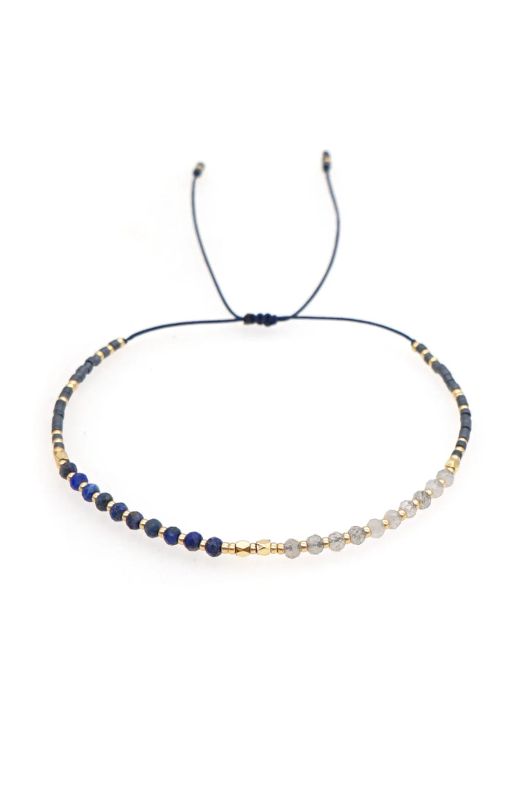 Perlearmbånd fra Andcopenhagen Jewelry, Blueish Holly model med blå og gyldne perler på justerbar snor.