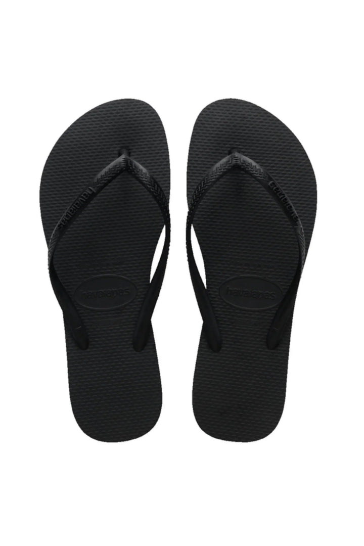 Sorte Havaianas klipklapper med tynde remme og tekstureret sål, set oppefra.