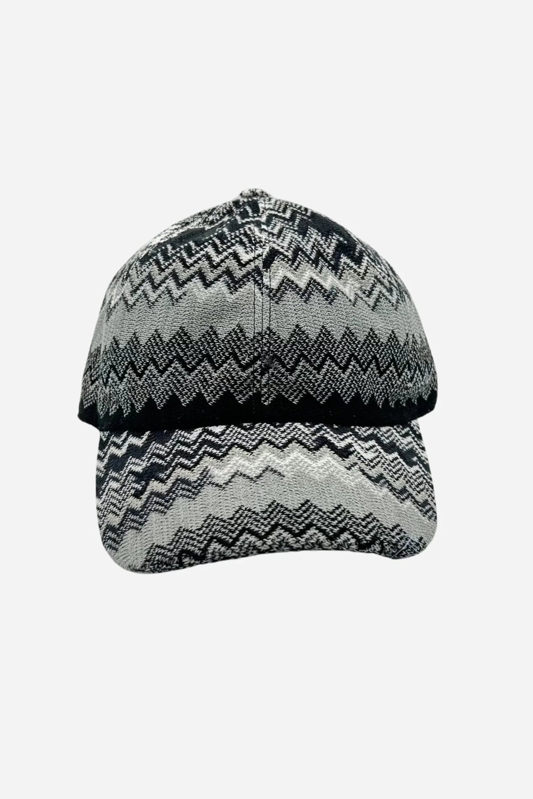 Grå kasket med zigzag-mønster i sort, hvid og grå.