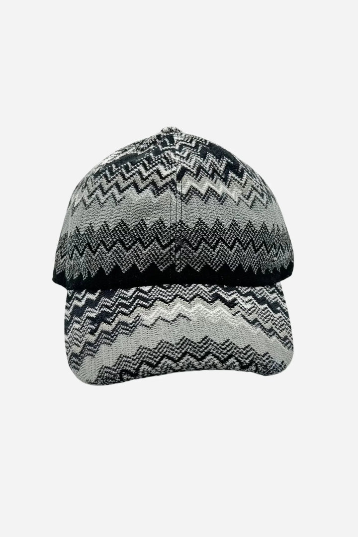 Grå kasket med zigzag-mønster i sort, hvid og grå.