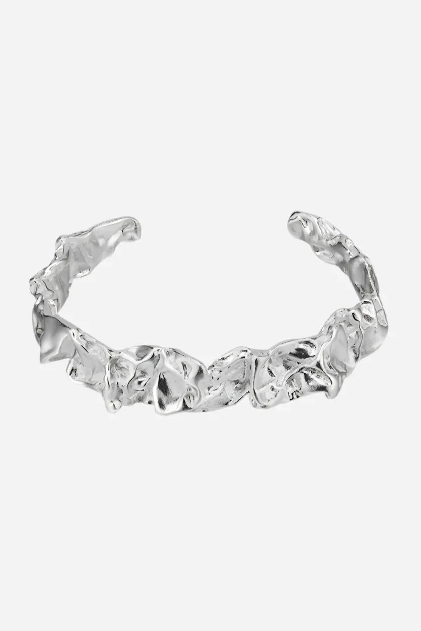 Armbånd i bølget, organisk form af 925 sterlingsølv, viser detaljeret struktur.