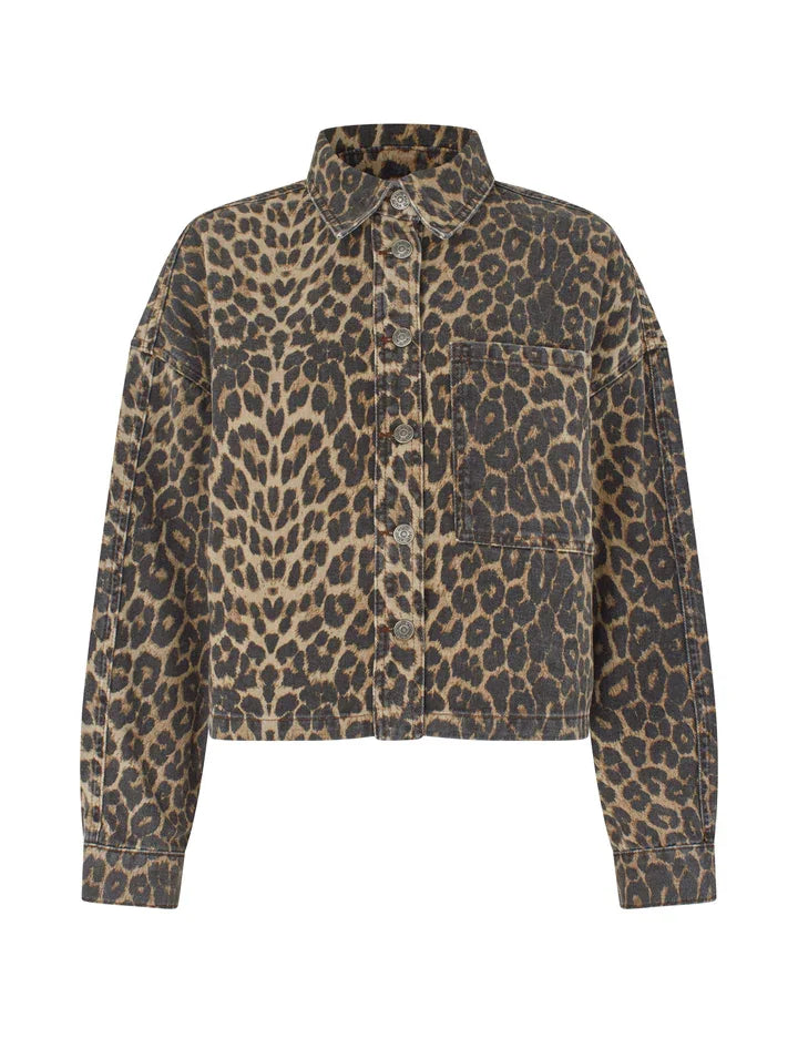 Denimjakke med leopardmønster, knaplukning og brystlomme på venstre side.