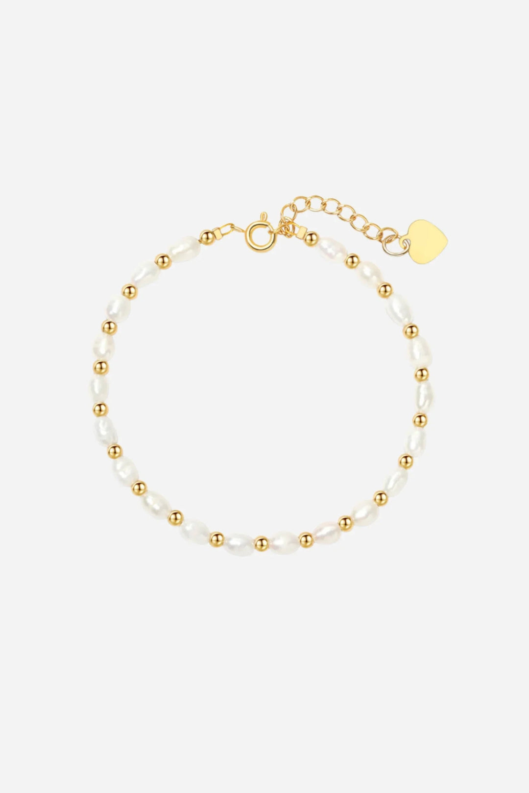 Armbånd med hvide og guldbelagte perler i skiftevis mønster, med justerbar kæde og hjertevedhæng.