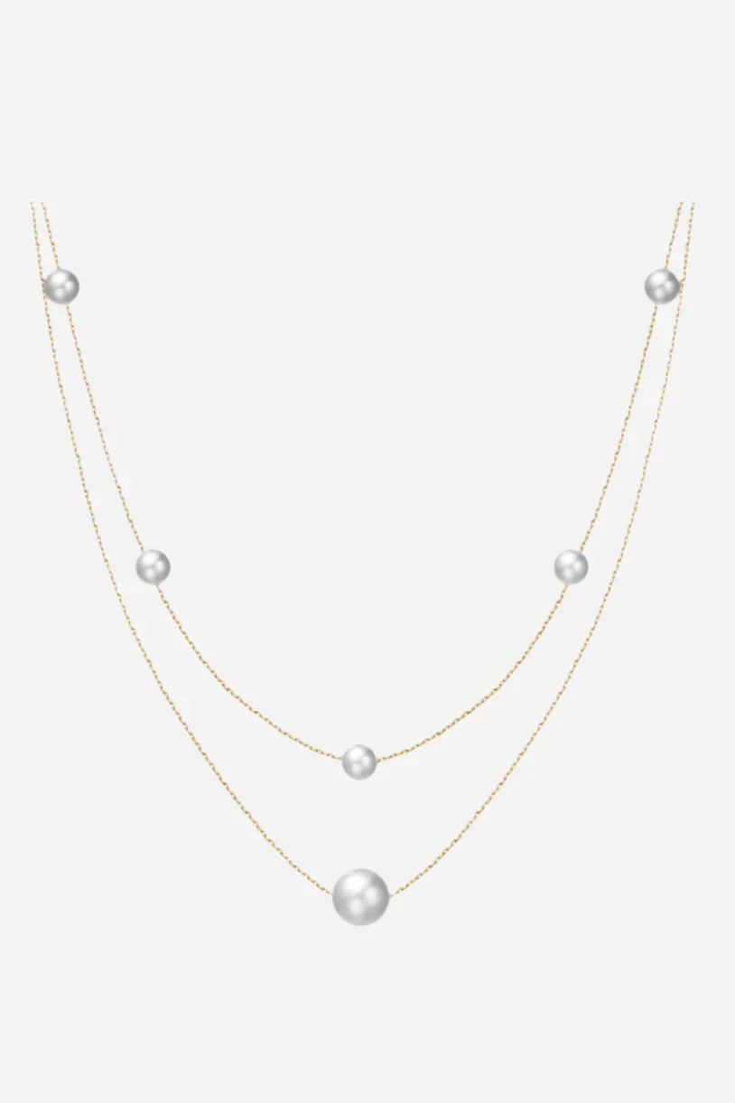 Halskæde med to guldkæder og ferskvandsperler i forskellige størrelser.