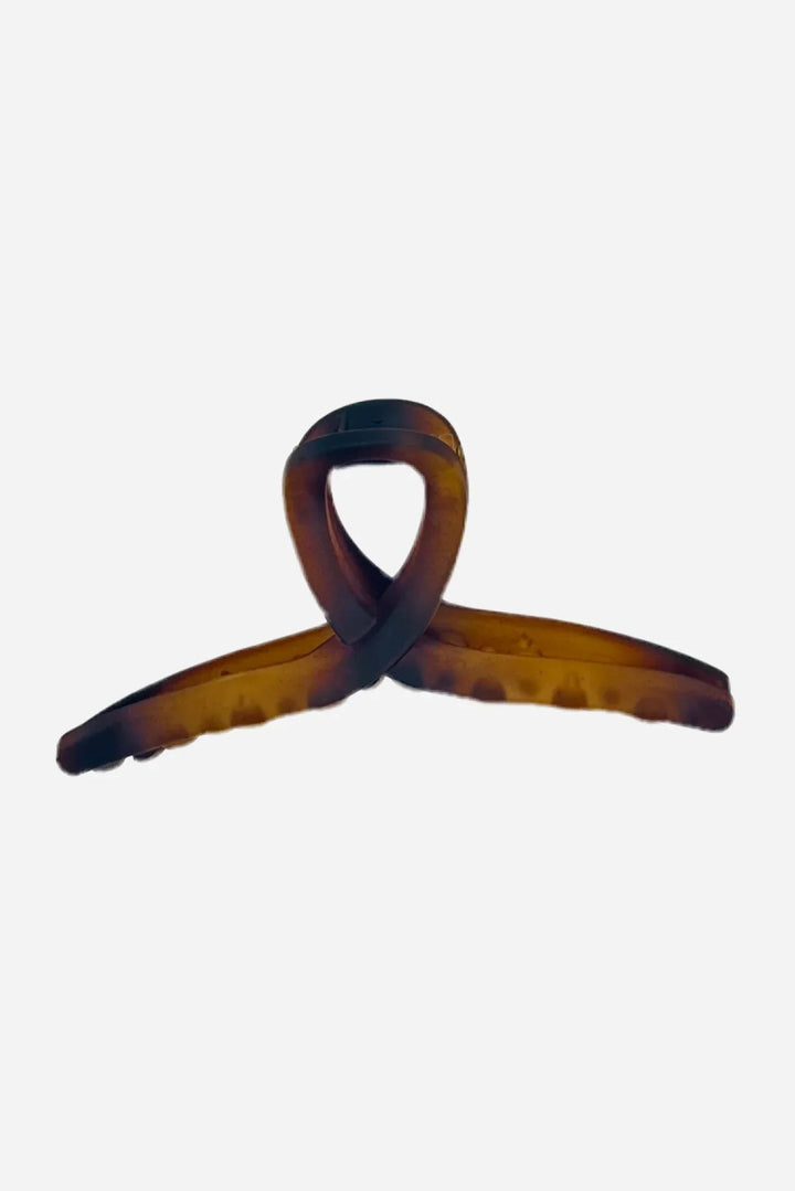 Hårspænde i brun havana med tortoiseshell effekt og snoet design.
