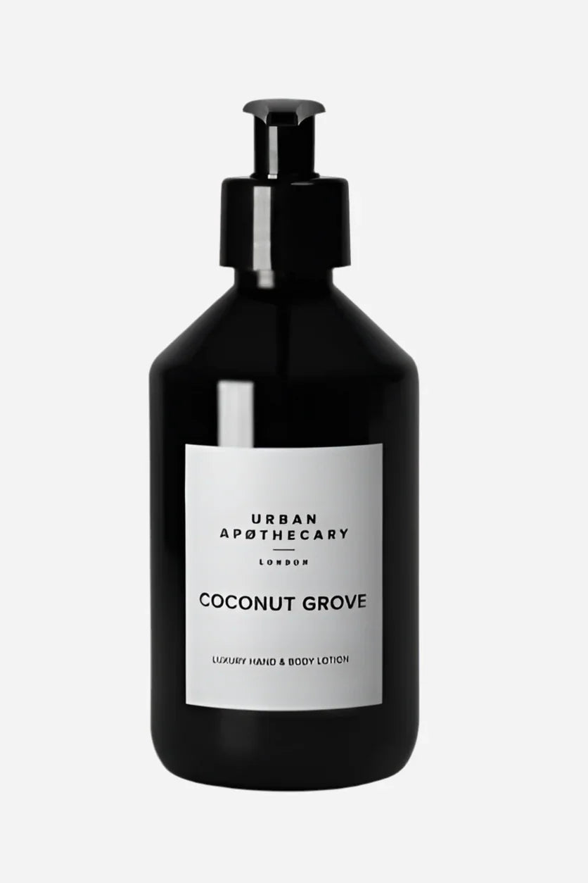 Sort flaske med pumpe, mærket "Urban Apothecary Coconut Grove", luksus hånd- og bodylotion.
