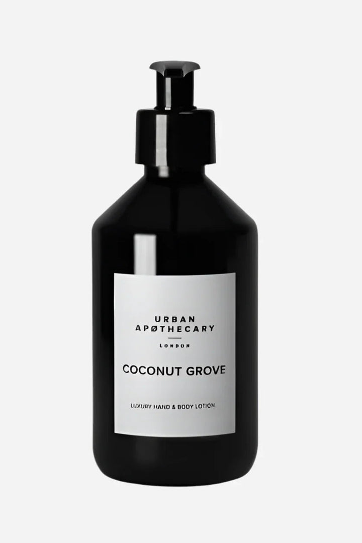 Sort flaske med pumpe, mærket "Urban Apothecary Coconut Grove", luksus hånd- og bodylotion.