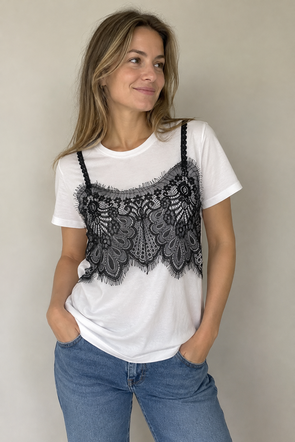 Hvid Trine T-shirt fra Sassy med korte ærmer, rund hals og dekorative sorte blonder foran. Onesize i 100% polyester.