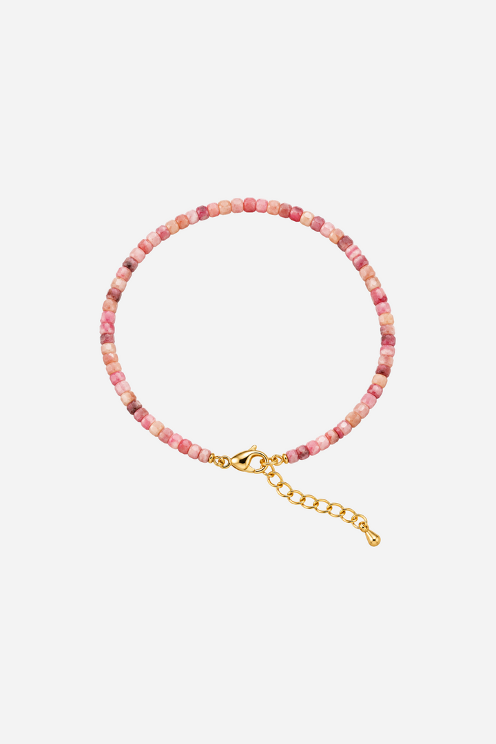 feminint armbånd med små, facetterede perler i rhodonit fra Andcopenhagen