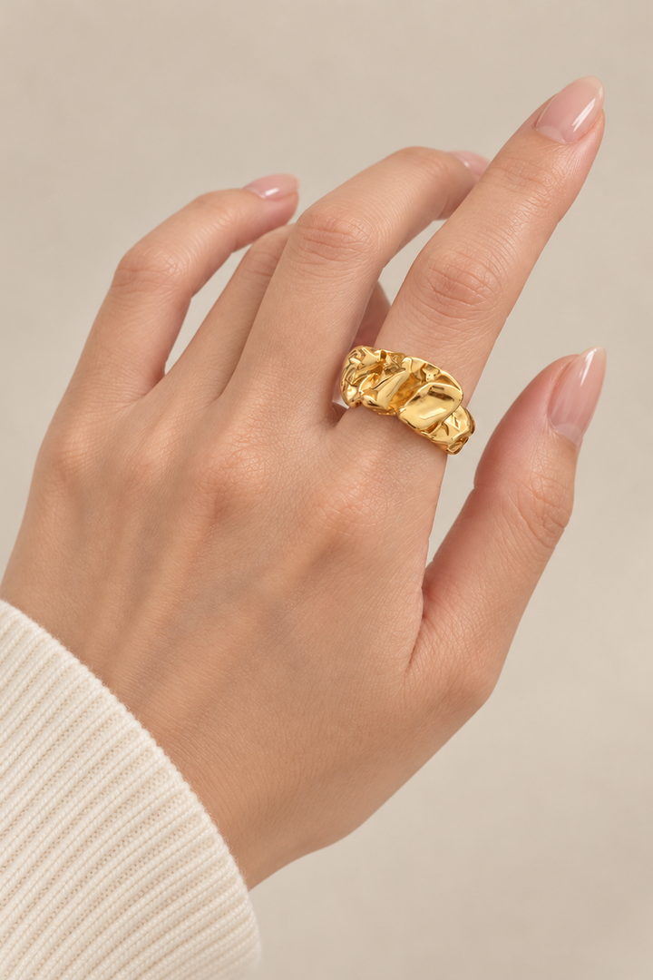 Unik ring fra Andcopenhagen Jewelry i guldbelagt sterlingsølv på hånd