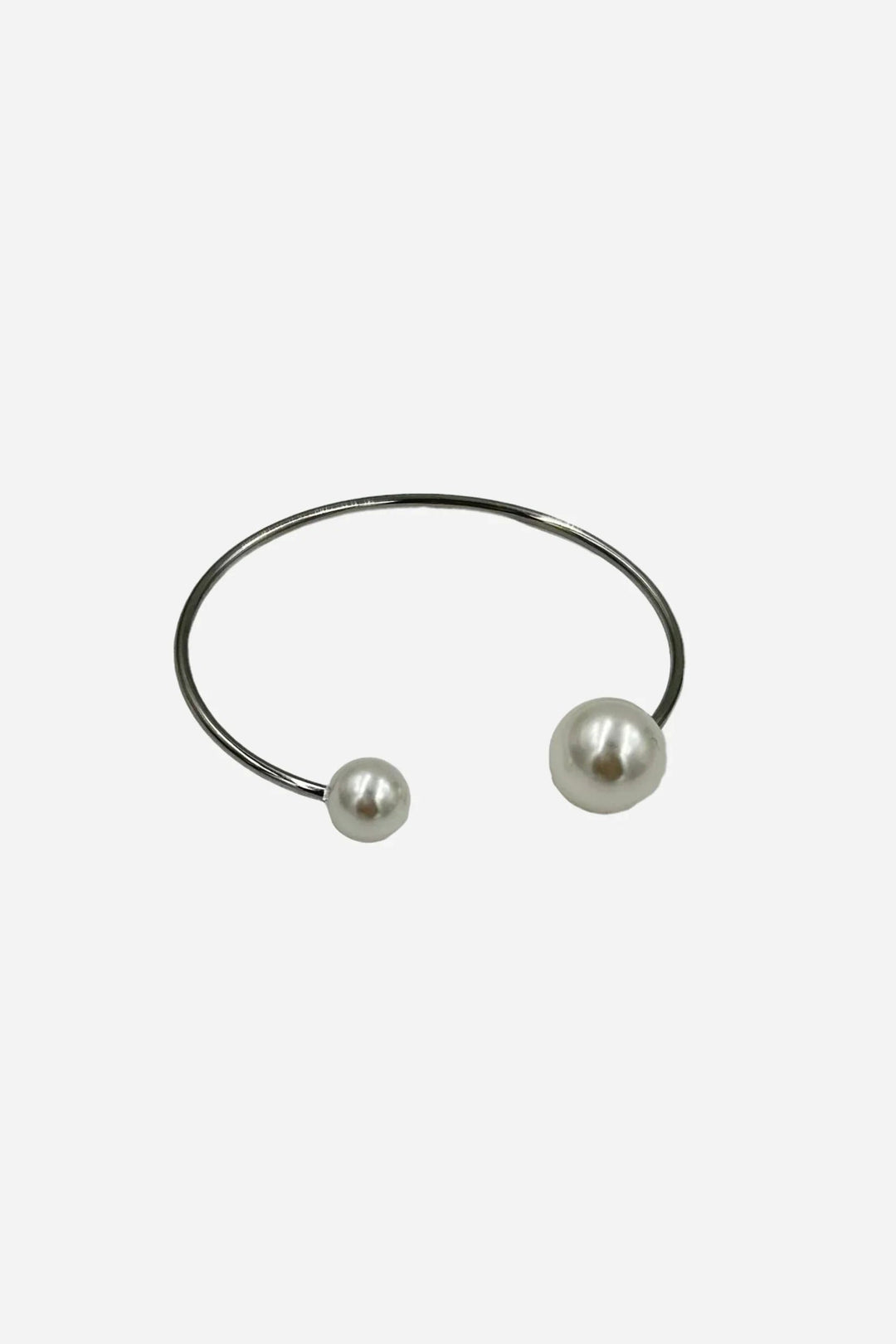 Forsølvet Andcopenhagen armbånd i rustfrit stål med to perler, åben bangle-stil.