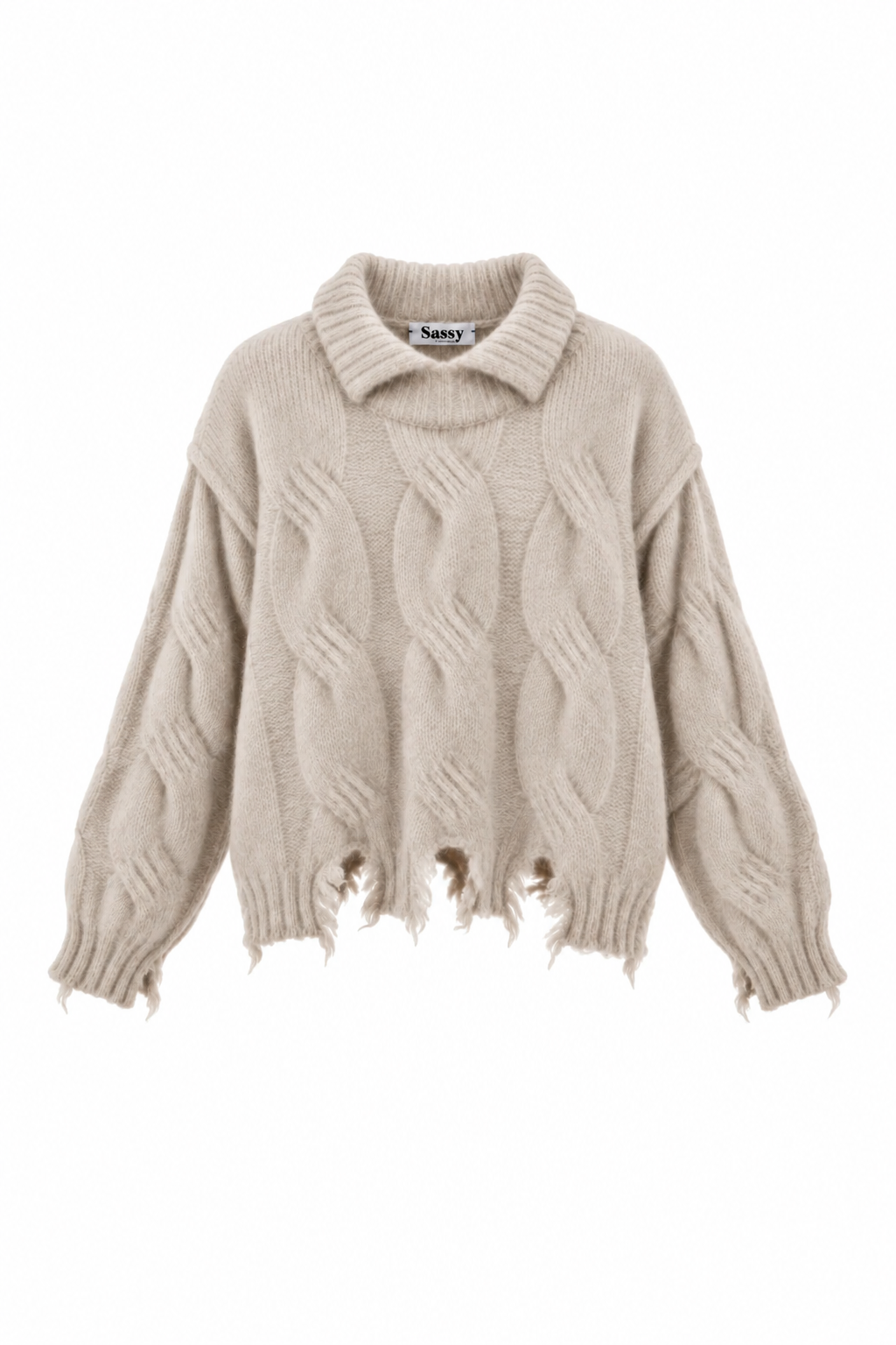 Karla strik fra Sassy Copenhagen er en chunky striktrøje med et markant kabelmønster og et moderne, afslappet udtryk i beige melange