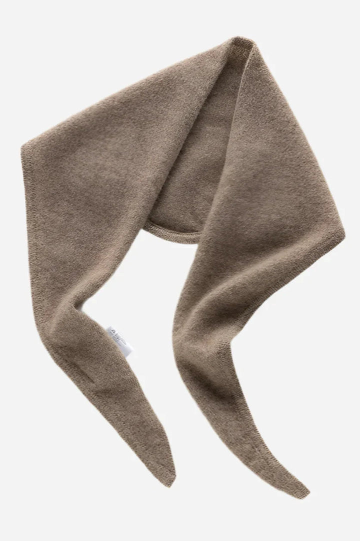 Andcopenhagen Basics Cashmere trinity mini tørklæde i mørk kaffe, 100% cashmere, foldet trekantet.