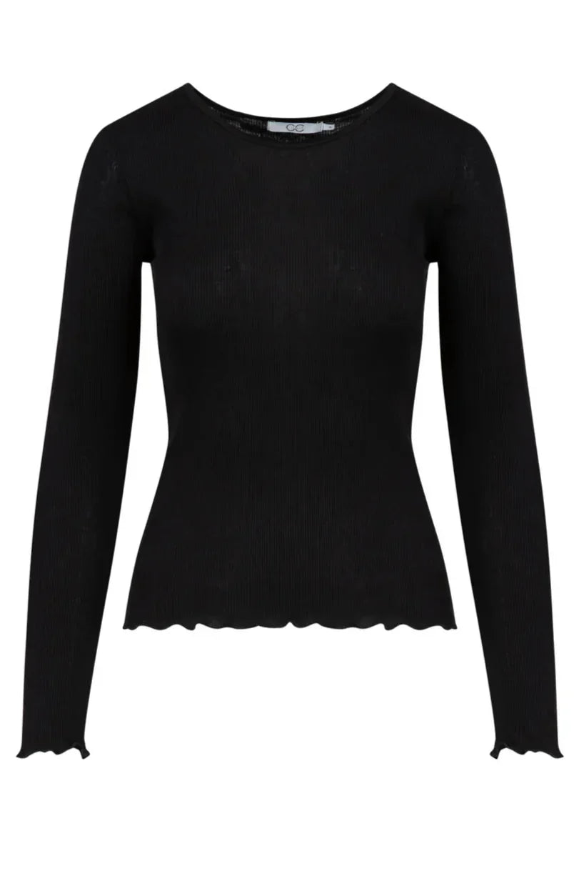 Sort bluse med tætsiddende silhuet, rund halsudskæring, lange ærmer og let bølget kant.