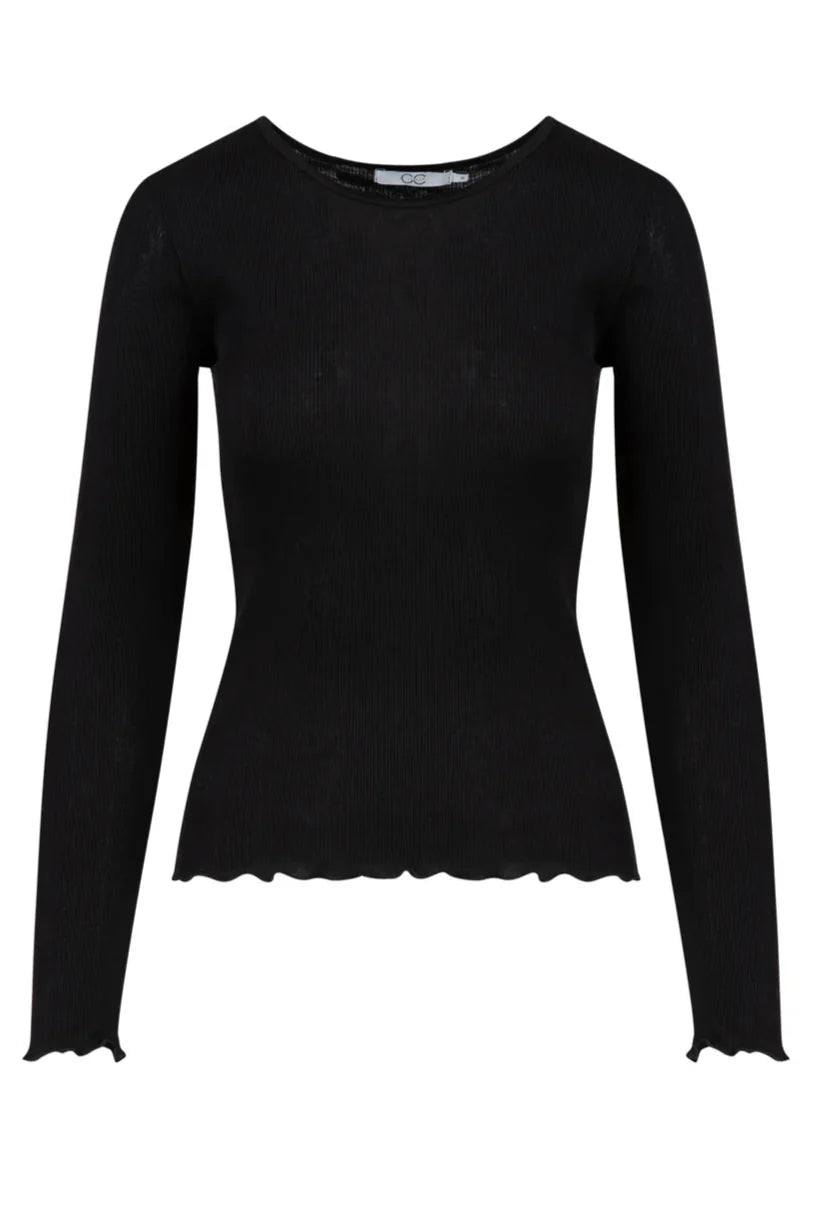 Sort bluse med tætsiddende silhuet, rund halsudskæring, lange ærmer og let bølget kant.