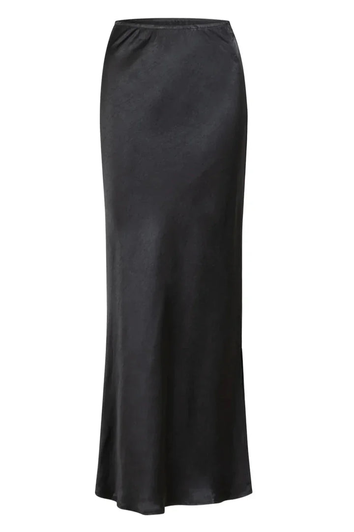 Sort maxi-nederdel med glat, skinnende stof og elastisk talje.