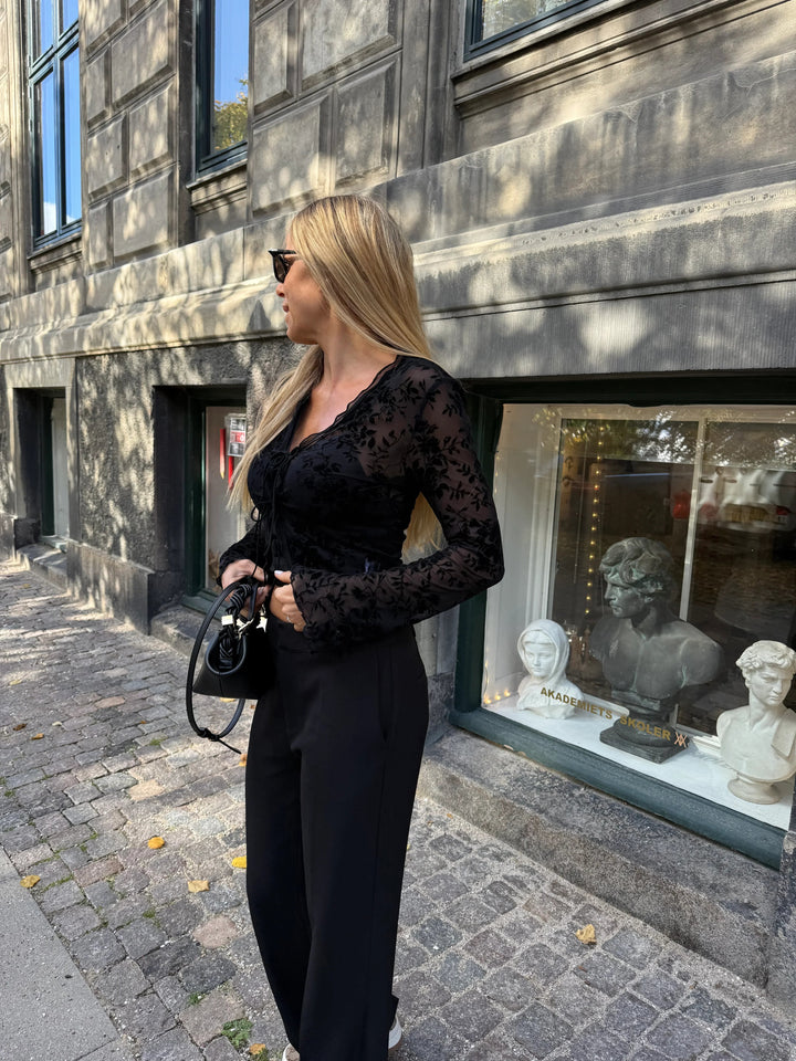 Sassy Copenhagen - Lilly Mesh Bluse - Sort - Stilkompagniet.dk