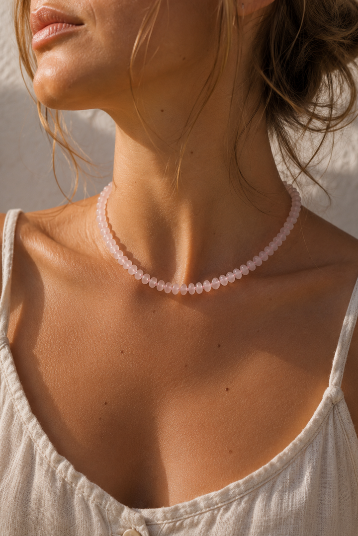 Andcopenhagen Jewelry - Perlehalsklæde - Rosa kvarts - Ebba