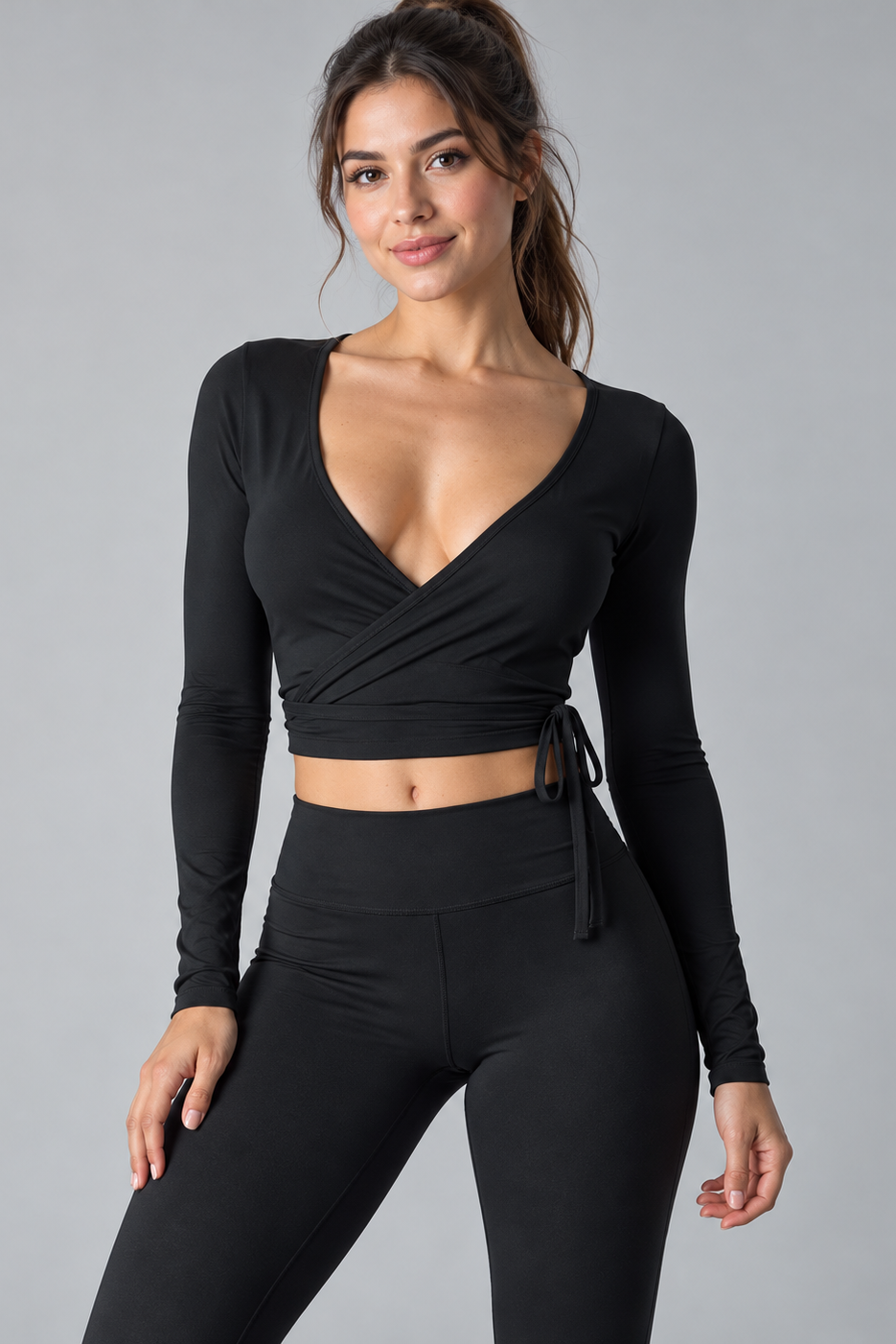 Sort Nora wrapbluse fra Sassy Copenhagen på sporty kvinde
