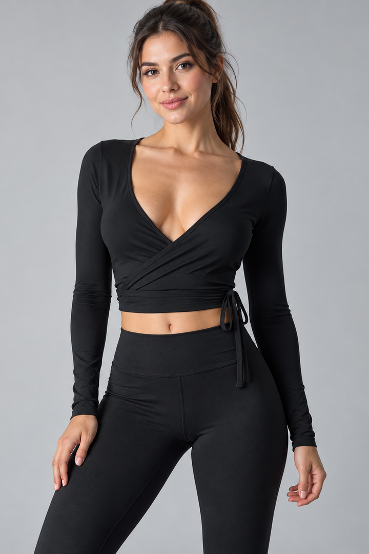 Sort Nora wrapbluse fra Sassy Copenhagen på sporty kvinde