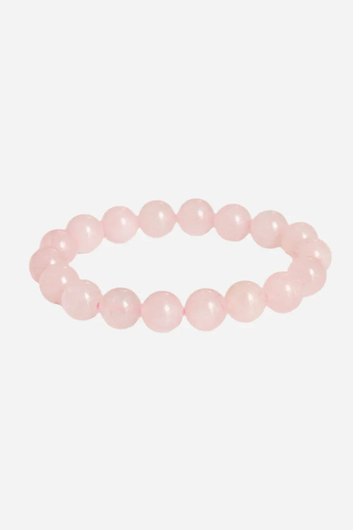 Armbånd af runde rosa kvartsperler, ensartet i størrelse, med lys pink og blank overflade.
