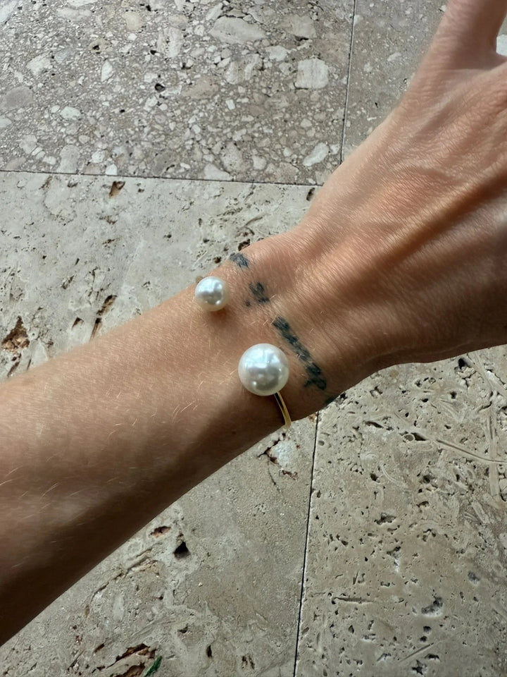 Andcopenhagen Jewelry - Armbånd - 18 karat guldbelagt stainless steel - Bangle pearl