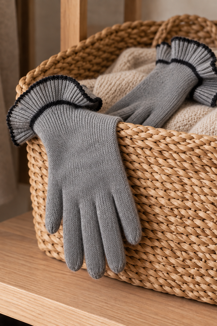 Feminine vanter fra Andcopenhagen, fremstillet i 100% cashmere i garderoben