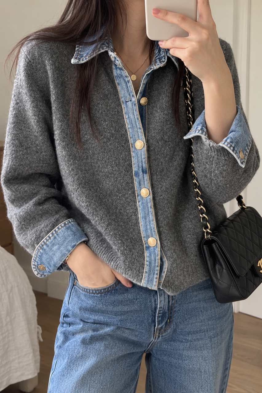 Packshot af Tanja strikcardigan fra Sassy Copenhagen i mørkegrå med blå denimkrave, denimdetaljer ved ærmerne og knaplukning foran på kvinde med taske