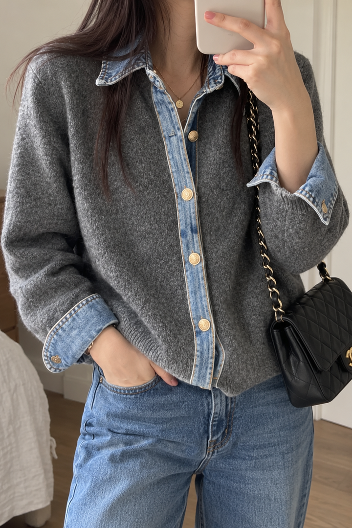 Packshot af Tanja strikcardigan fra Sassy Copenhagen i mørkegrå med blå denimkrave, denimdetaljer ved ærmerne og knaplukning foran på kvinde med taske