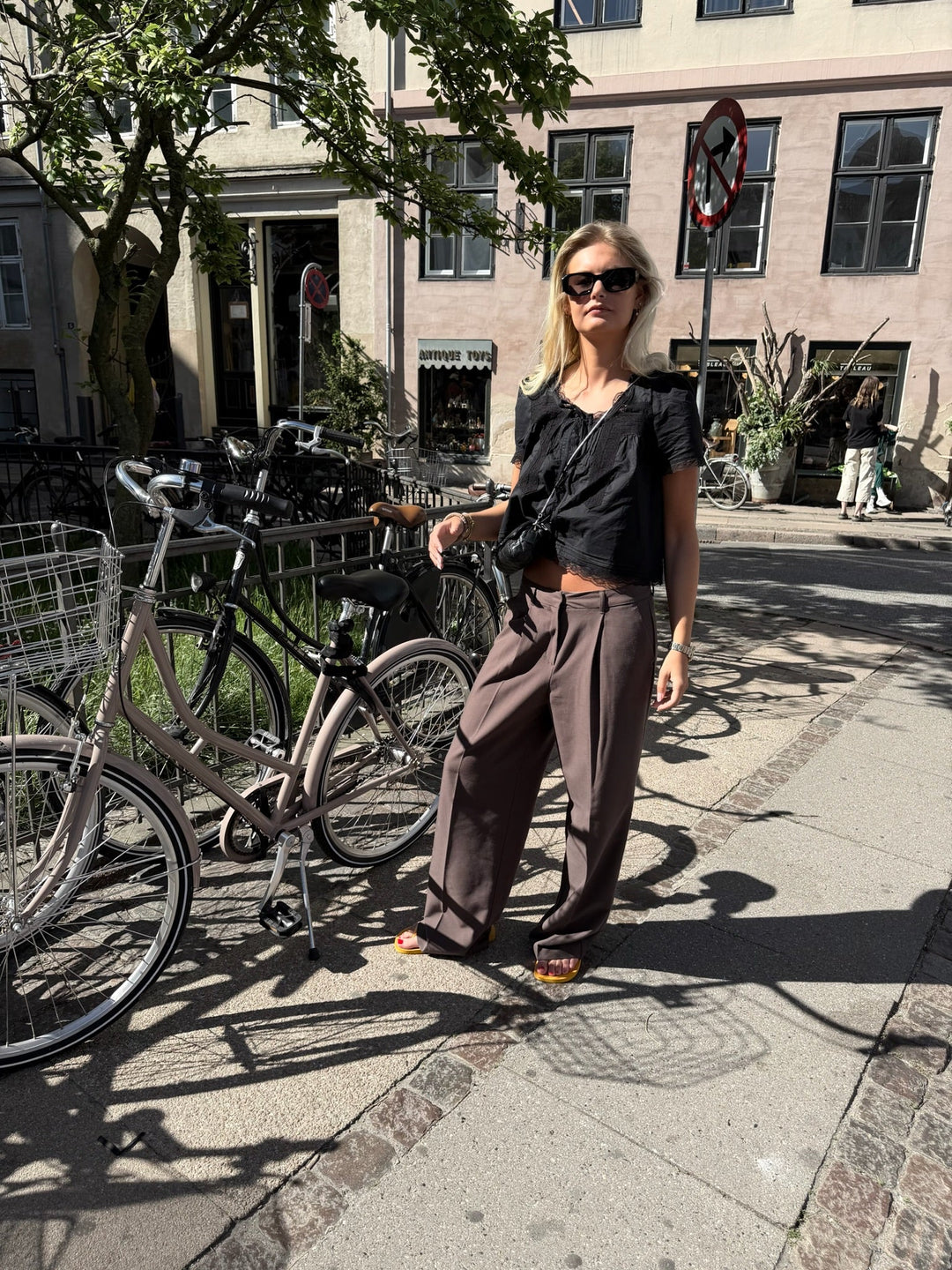 Sassy Copenhagen - Blonde T-shirt - Sort - Nadine