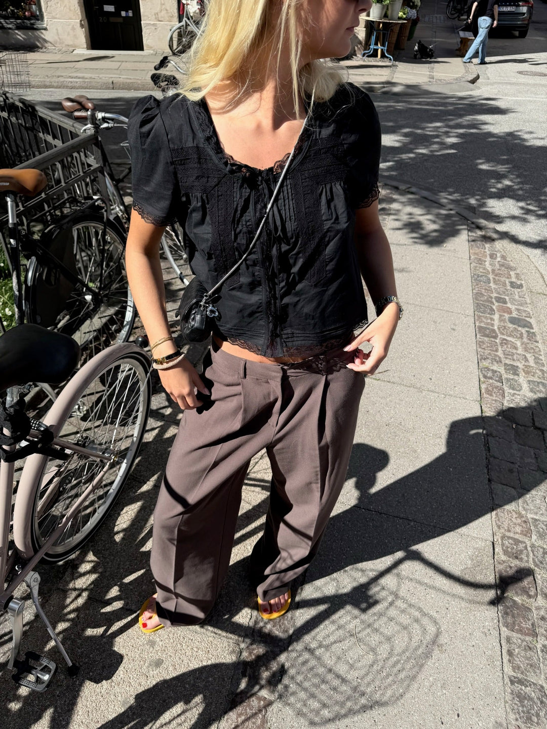 Sassy Copenhagen - Blonde T-shirt - Sort - Nadine