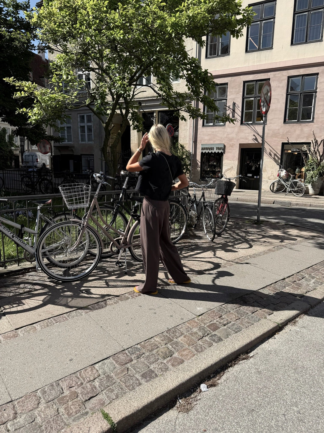 Sassy Copenhagen - Blonde T-shirt - Sort - Nadine