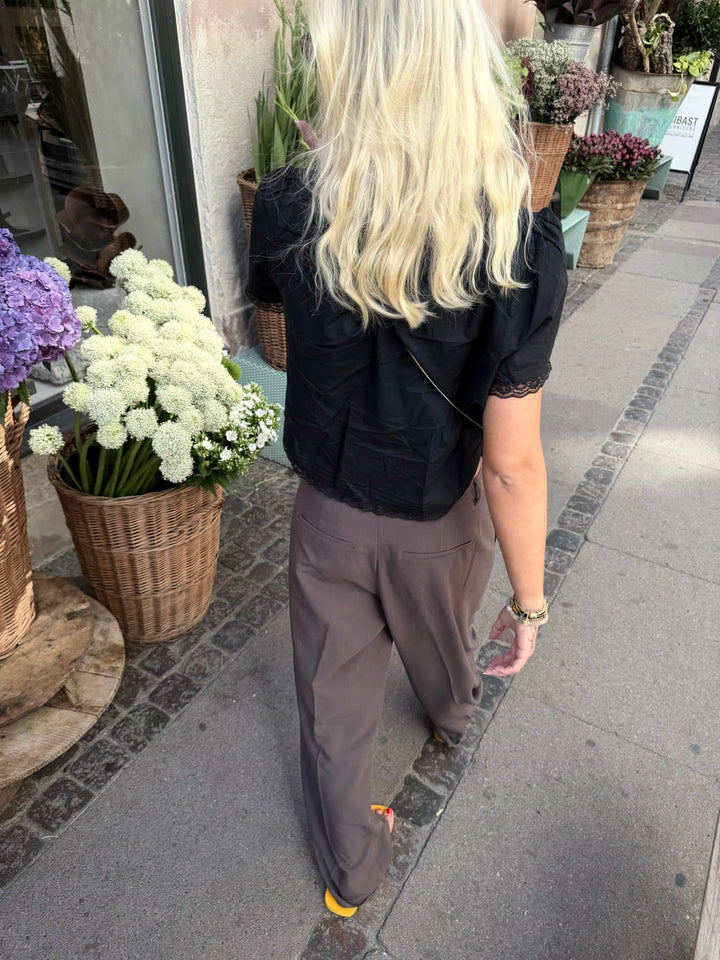 Sassy Copenhagen - Blonde T-shirt - Sort - Nadine